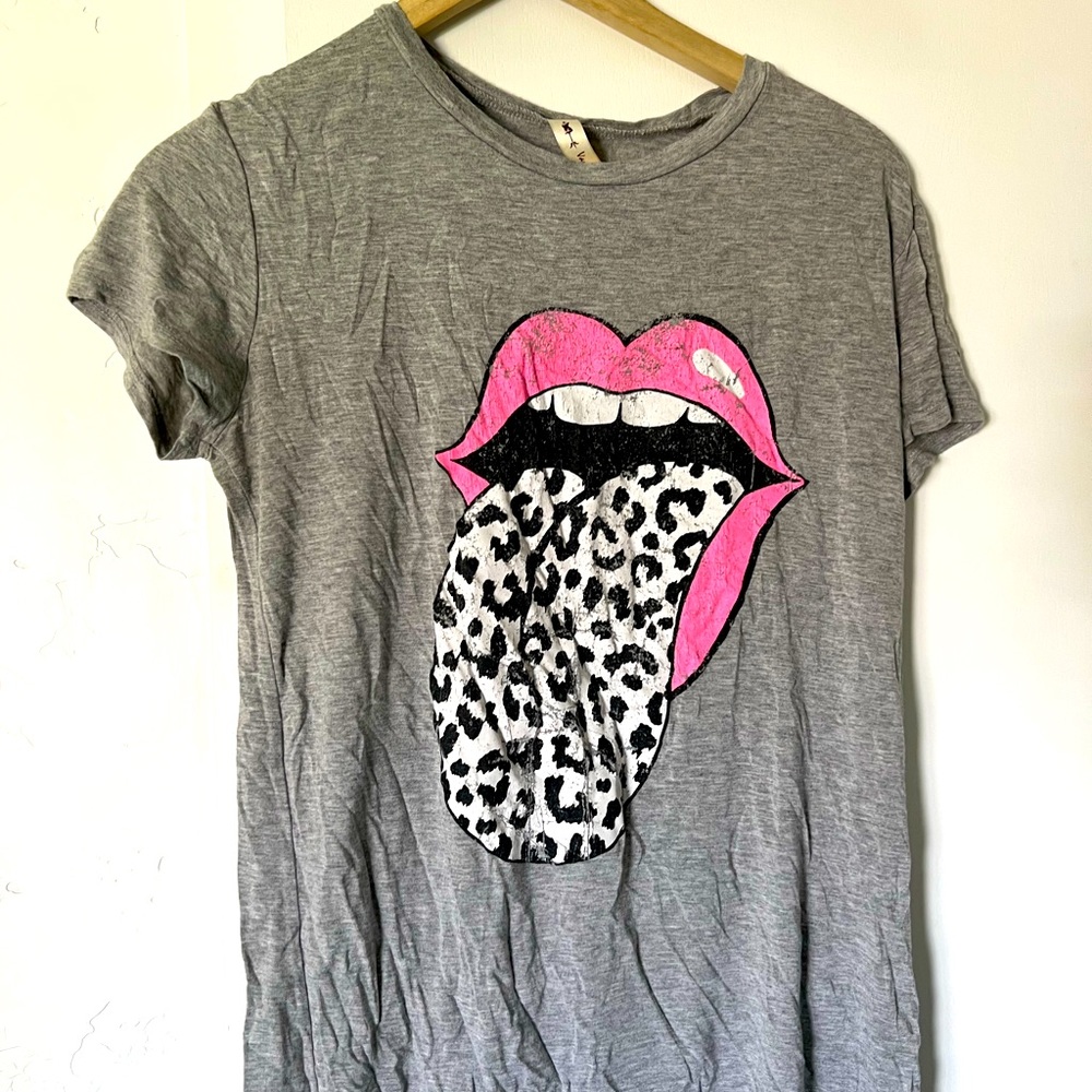 Gray graphic tee